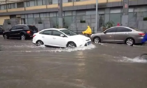 下雨之后的小区街道