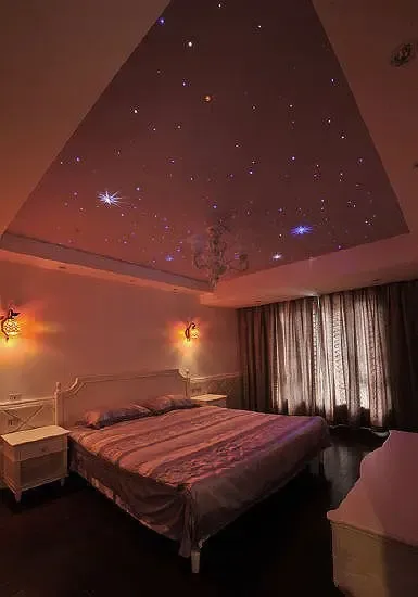 星空吊顶简直美极了. 为了衬托长形的餐桌,连吊顶,吊灯都选择长形 ..