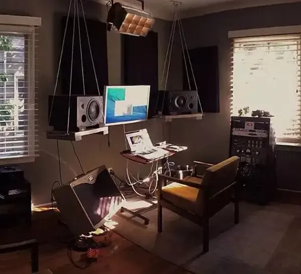 独立温馨工作室,深圳加班狗天堂.