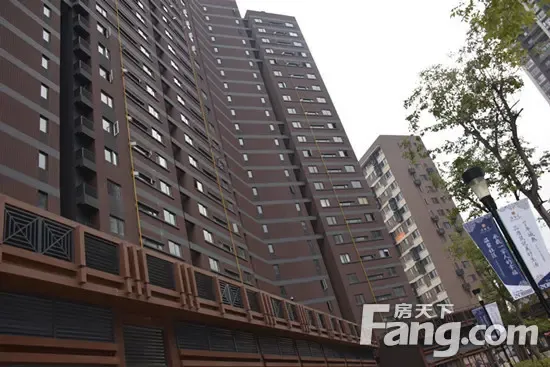 巧克力色的外墙,倾斜的屋