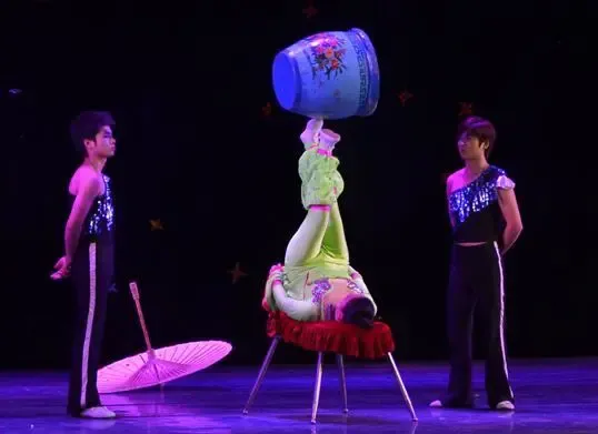 杂技表演:技巧蹬技,脚蹬大水缸,川剧变脸,高空力绳,滚灯