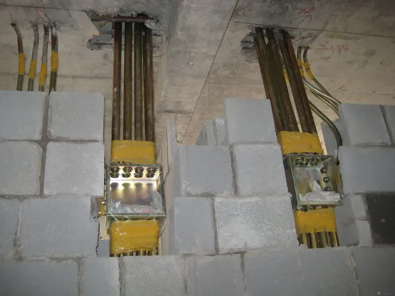 暗埋管线就必须在墙壁和地面上开槽,才能将管线埋入.