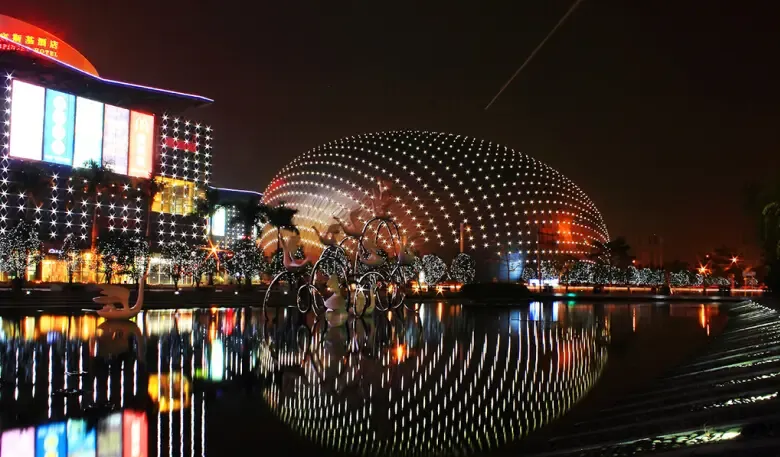 剧院的正门面向大海,走进这颗日夜发光的"水滴"的内部,到处鲜花盛开
