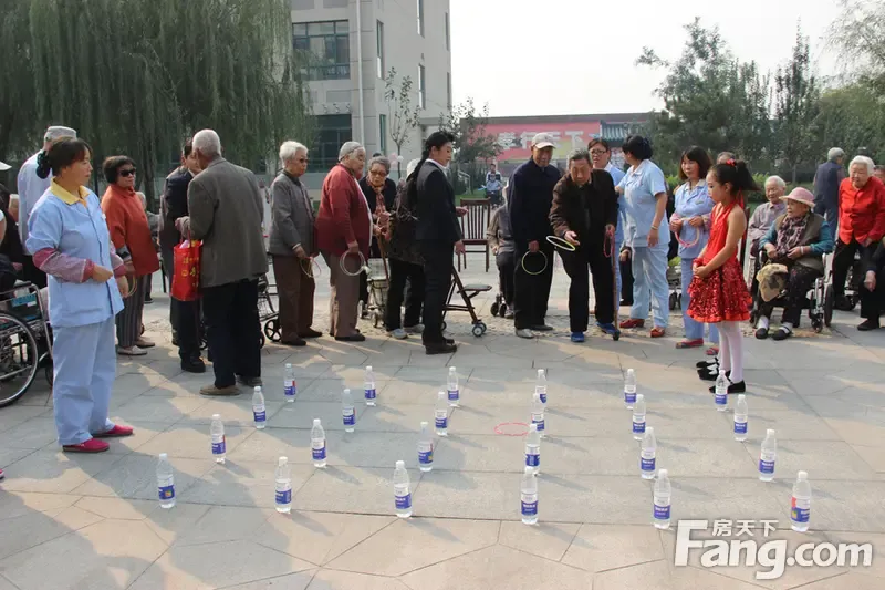 孩子们与老人一起进行互动游戏