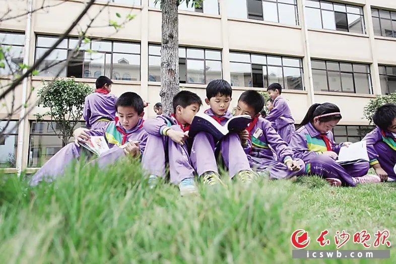 宁乡县玉潭学庵社区引导孩子课外阅读。