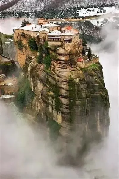 美女"天空套房" 地处悬崖需要索道才能进入