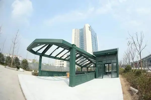 地铁3号线地铁大厦站入口处