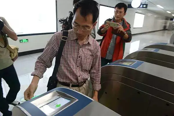 乘客刷卡后将通过闸机