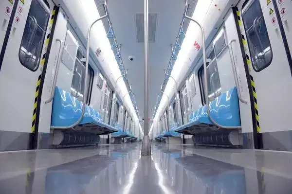 车厢内景，座椅为蓝色