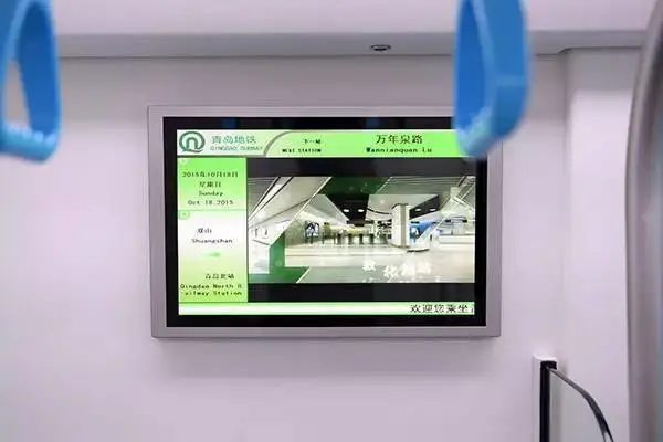 列车经过万年泉路站，车厢内部有提示