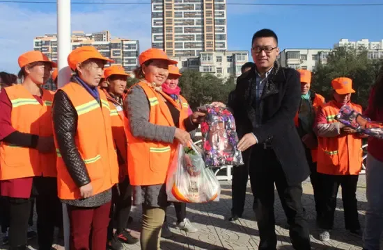荣联集团热心公益 为清洁工送温暖
