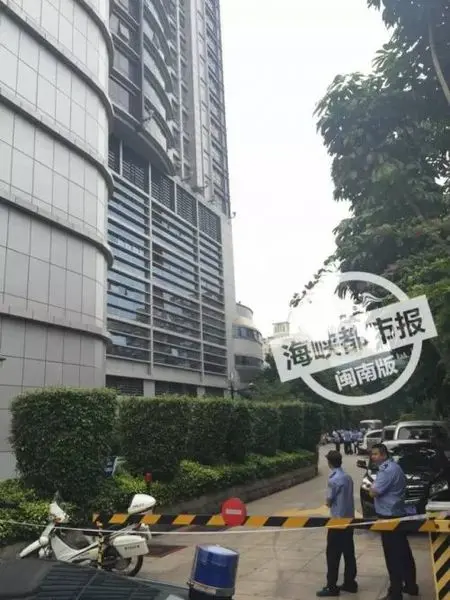 六旬女子闹市坠楼砸中轿车当场身亡