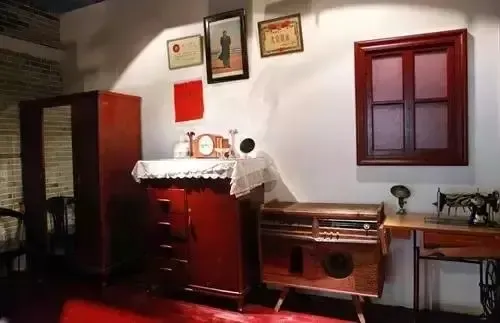 可以说这是一个没有可能讲究家居品位的年代,"破四旧"后的家具已经