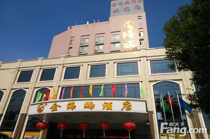 停车场东侧的金海鸥酒店