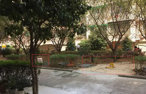 先是被拔出两个车位，并安装上私家锁