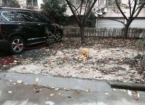 再过两天，看这辆黑车停在了上面