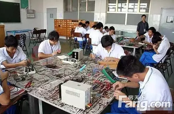 高校改革!费劲考上大学 一夜变技校