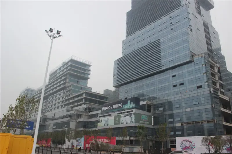 米在线咨询而位于霸王举鼎黄金位置的中豪国际广场也一直迟迟不复工