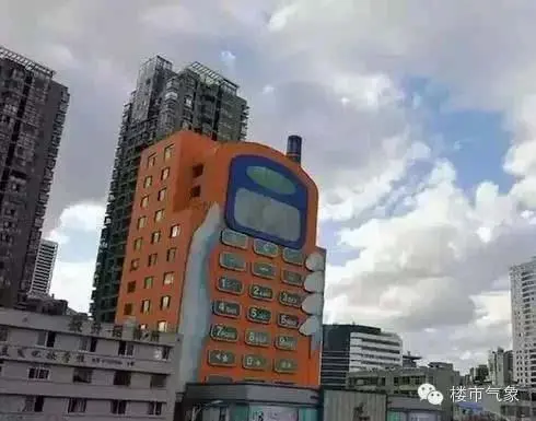 济南高楼酷似纸片