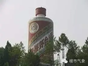 济南高楼酷似纸片