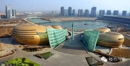 济南高楼酷似纸片