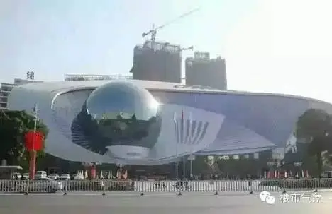 济南高楼酷似纸片