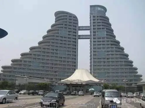 济南高楼酷似纸片