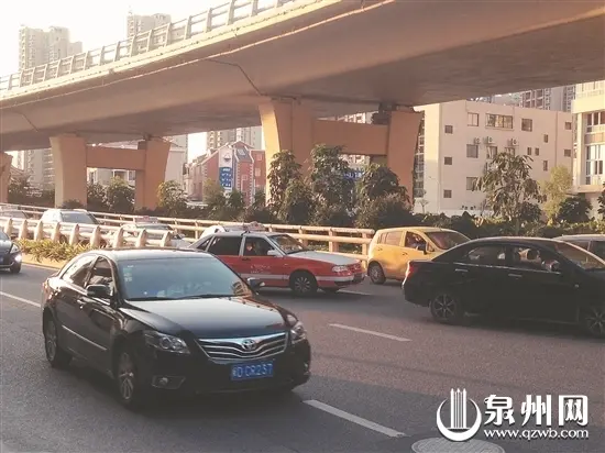 市民疑田安大桥设计不合理 入城车多路堵好闹心