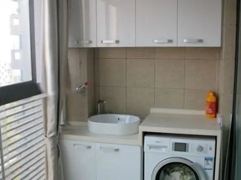 洗衣机 吊柜 地砖 门窗