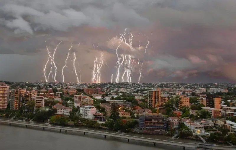 澳洲城市遭10万多道闪电击中 场面壮观(图)