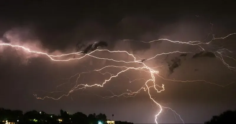 澳洲城市遭10万多道闪电击中 场面壮观(图)