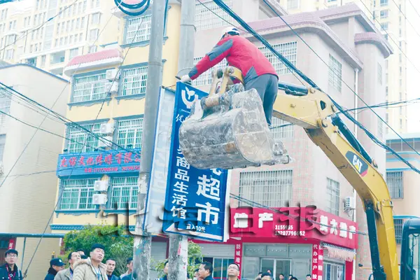 海城区北星路112间涉事商铺被依法整治清理