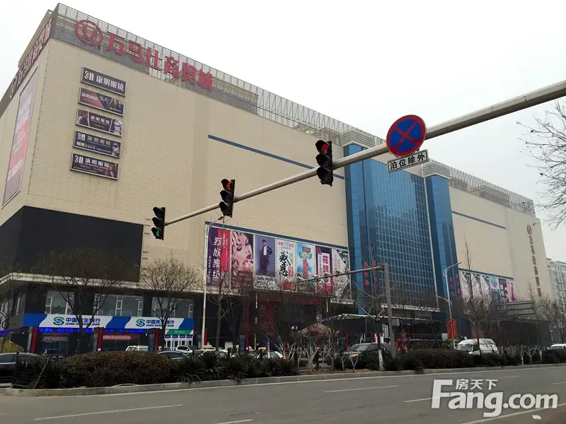 我们都知道,小店镇繁华的街道是康宁街,在这里有万马仕广场以及万马仕