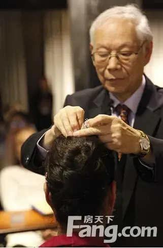 朱明清教授独创的"朱氏头皮针"享誉全球.