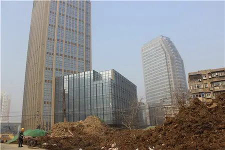 在不远处新建的商务办公楼
点击图片查看下一页 在不远处新建的商务办公楼