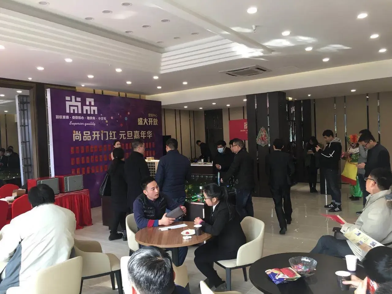 看房客户挤满了整个售楼处