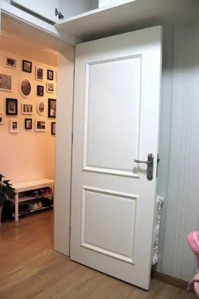 透过次卧房门,我们又发现了熟悉的身影.