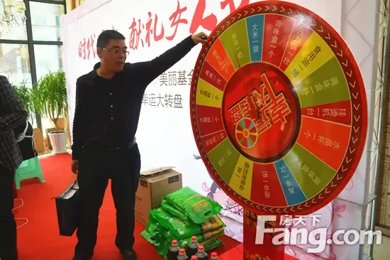 趁老婆还在做指甲,我来转个大转盘吧!