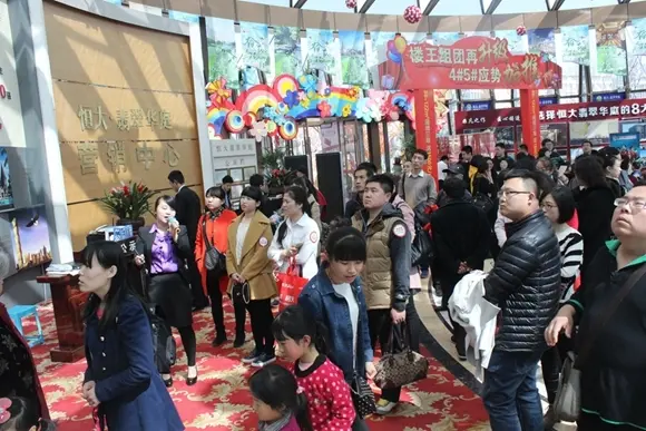 看房团百人挤爆翡翠华庭售楼处 当场成交1套 廊坊