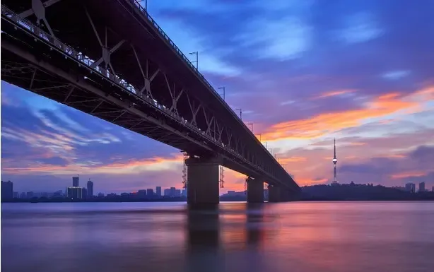 越过长江,汉江,穿过武汉三镇; 跨过晴川桥,长江大桥,沙湖大桥,双湖桥