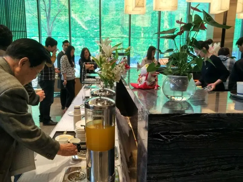 独立的水吧,自助式的茶水点心全天供应,更贴心的客户体验.