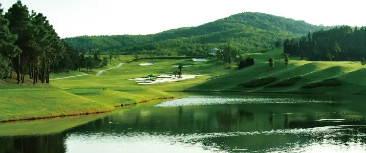 银城蓝溪郡依势造城,将建筑与自然融合,凭栏而望,700亩东吉湖一览无余