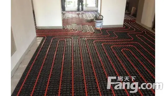  地暖干铺好还是湿铺好 