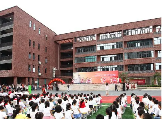 作为周边行政教育机构的"后花园",华侨城的板块价值伴随所在的城心