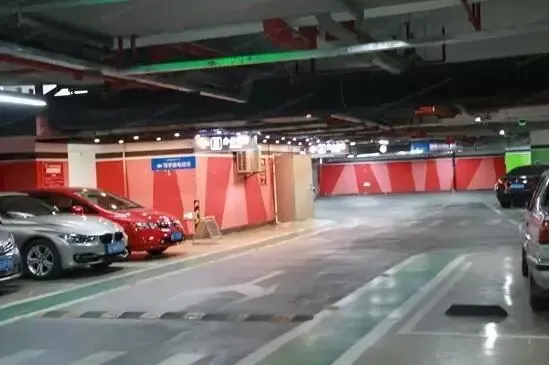 位于b2,b3层的地下停车场,采用捷威数字道闸,剩余车位显示屏,远距离读