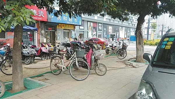 衡水市区人民西路北侧电线低垂钢丝绳落地 无人管
