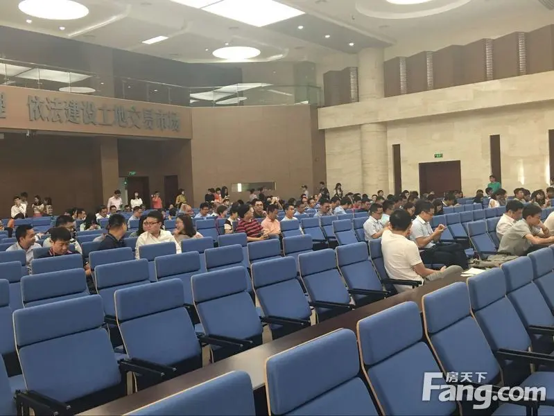 龙华现售地开拍 