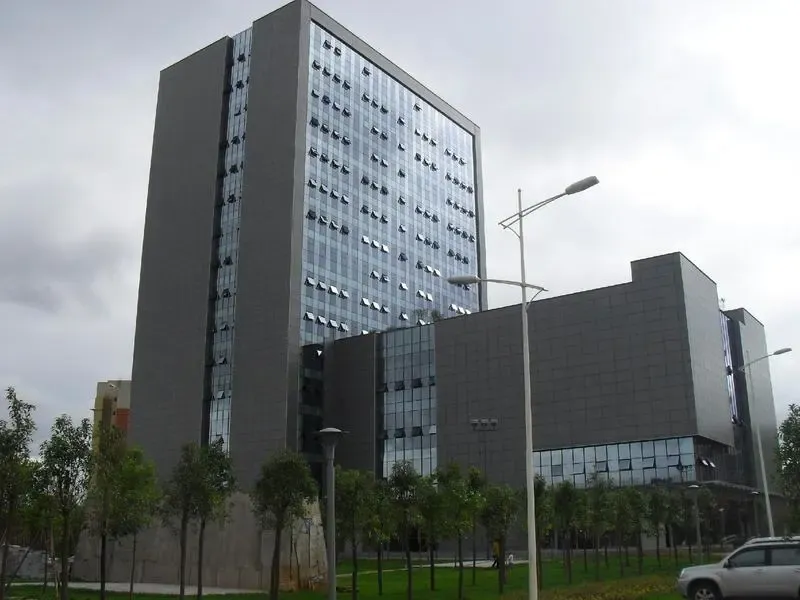 楼市是真复苏还是假繁荣？房价暴涨地产股却跌了20%