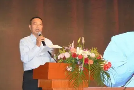 在龙凤床垫60周年暨新厂乔迁庆典中,上海市家具行业协会会长高伟,上海