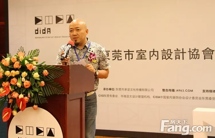 新任会长王鸿斌上台发言